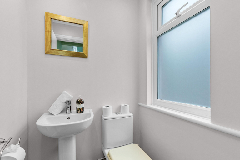 Bathroom 2, Pebble Corner With Free Parking By My Getaways, West Sussex