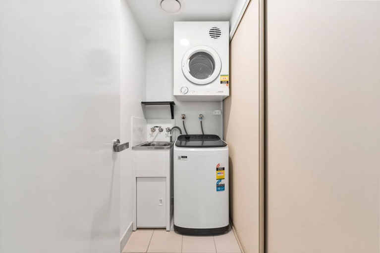 Bathroom 3, Lux Apartment Cairns - 9 Pools BBQ Gym, Cairns