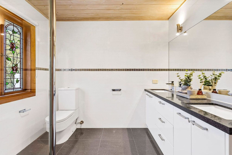 Bathroom 3, The Peninsula Chateau Lodge-inspired Luxury, Melbourne