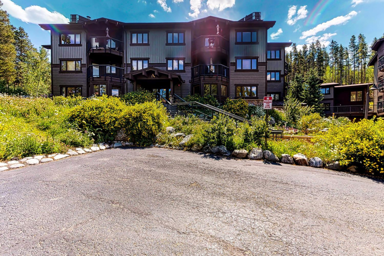 Exterior & Views 1, Woods Manor 101A, Summit