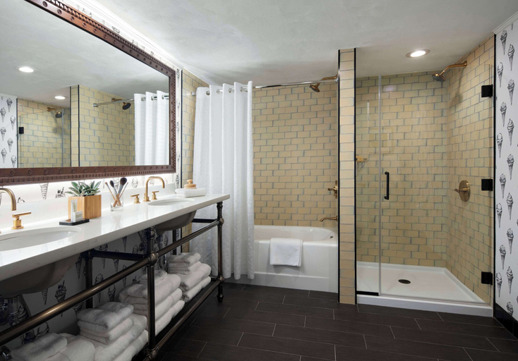 Bathroom 5, Graduate by Hilton State College, Centre