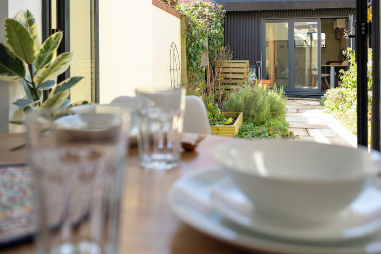 Food & Drinks, Stylish 2BD with Private Garden & Sauna, Oxfordshire