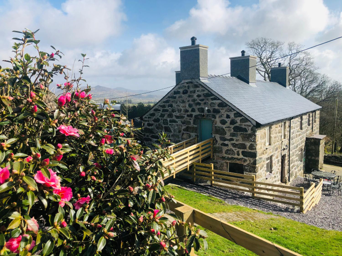 Others 3, Hendre Cennin, Gwynedd