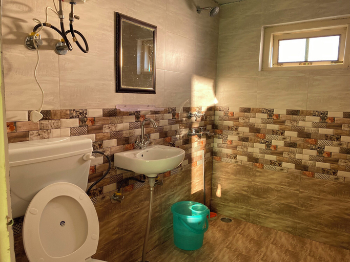 Bathroom 4, Jagatram Niwas, Kangra
