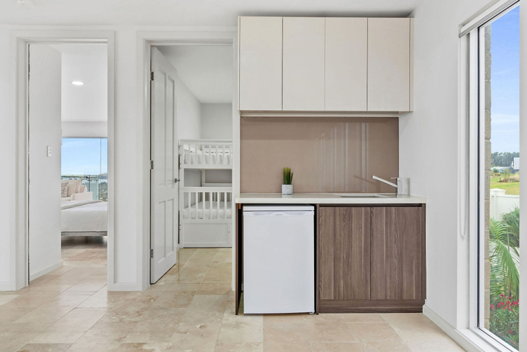 Room 2, Cliffside Castle With Bay And City Views, Melbourne