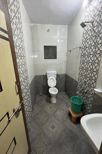 Bathroom 4, Savitri Bungalow, Satara