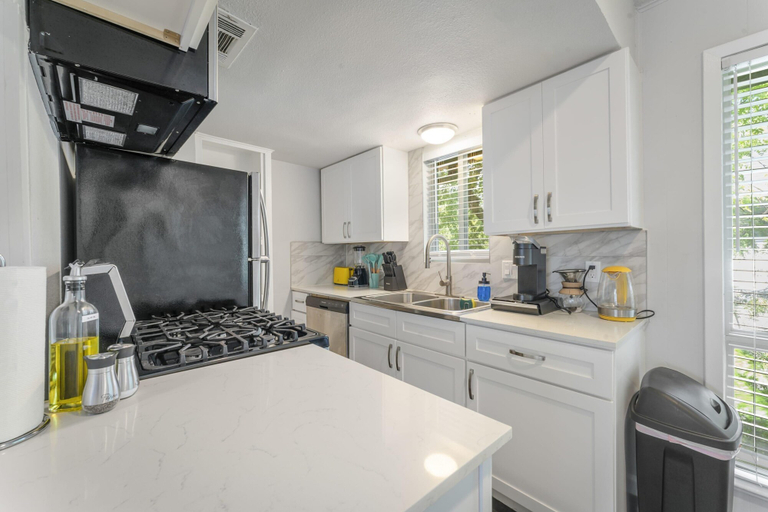 Room 2, Prime Soco Comfy 2BR King Suite w Pool Parking, Travis