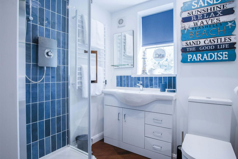 Bathroom 4, 25 Captains Walk - 1 Bedroom Apartment - Saundersfoot, Pembrokeshire
