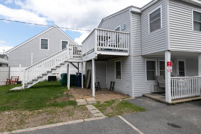 Hampton Beach Hangout & Nancy's Villa, Rockingham