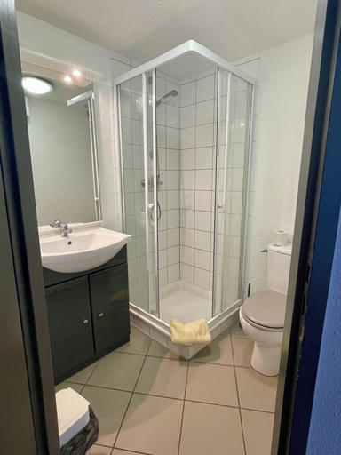 Bathroom 5, Balaena, Bouches-du-Rhône