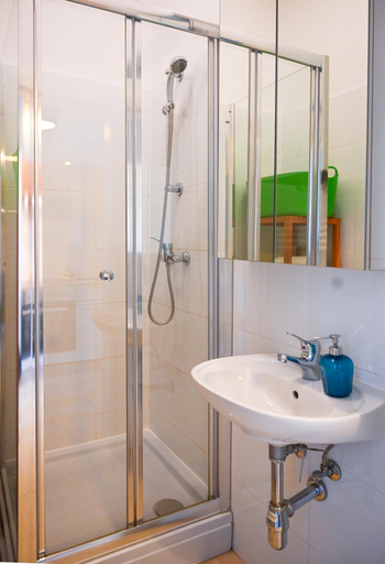 Bathroom 2, Apartment for 4 near Augarten, Donaukanal & U4 & U2 Metro, Wien