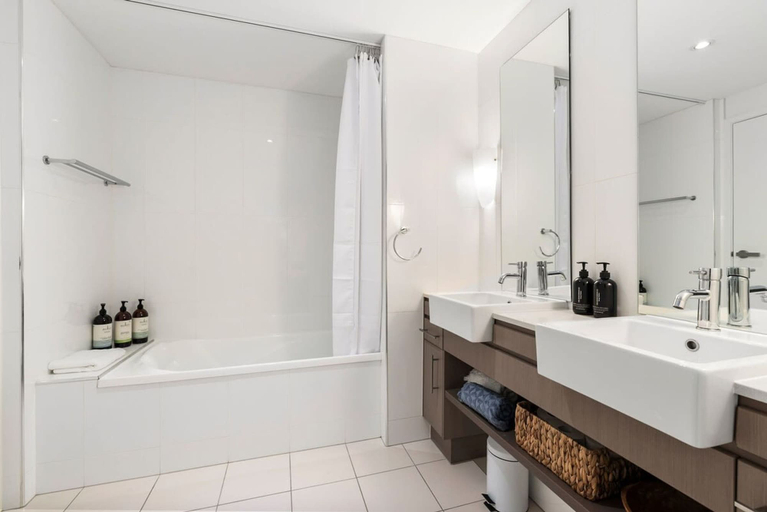 Bathroom 3, Lux Apartment Cairns - 9 Pools BBQ Gym, Cairns