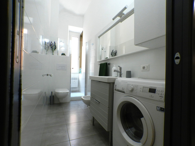 Bathroom 2, Giuseppe Apartment, Roma