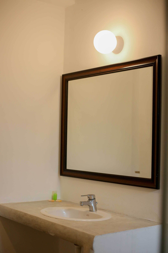 Bathroom 4, The Regent Grand Hotel, Thimbirigasyaya