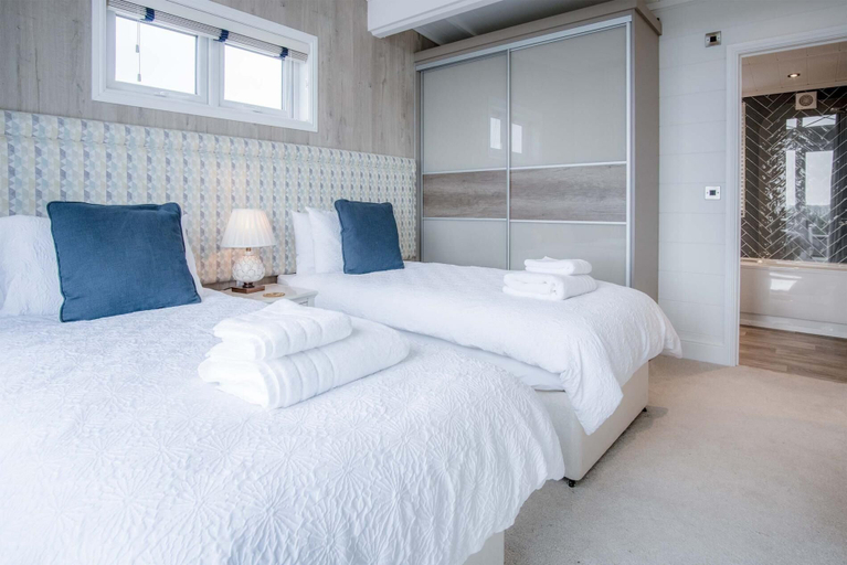 Bedroom 3, Shearwater 30 - 2 Bedroom Lodge - Summerhill, Pembrokeshire