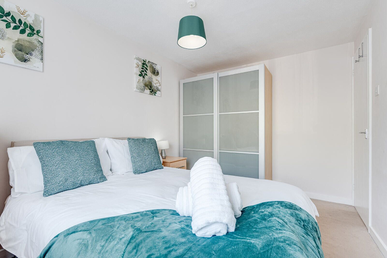 Room 4, Canadawater-2bedroom-1bathroom-wifi-free Parking, London