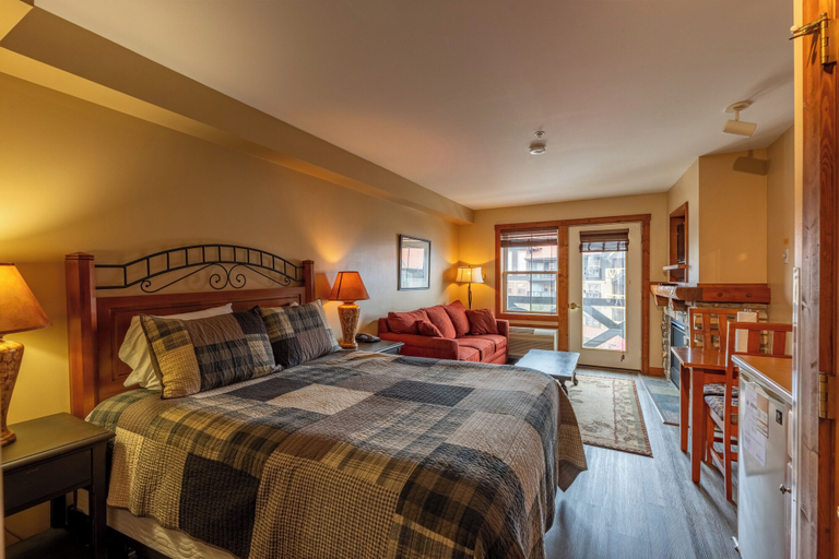 Bedroom 3, Highland House, Pocahontas