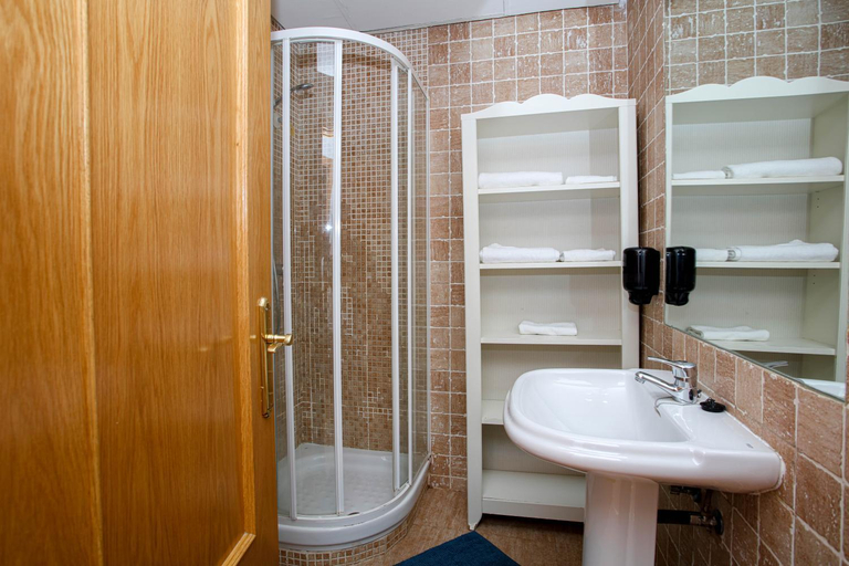 Bathroom 4, Hostal Castilla II Puerta del Sol, Madrid