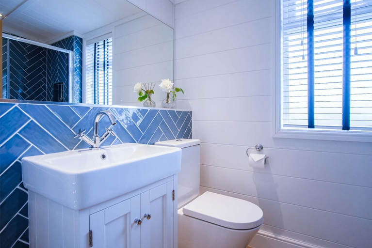 Bathroom 4, Shearwater 30 - 2 Bedroom Lodge - Summerhill, Pembrokeshire