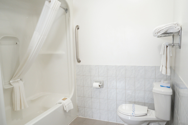 Bathroom 5, Jolly Roger Inn & Resort, Parry Sound