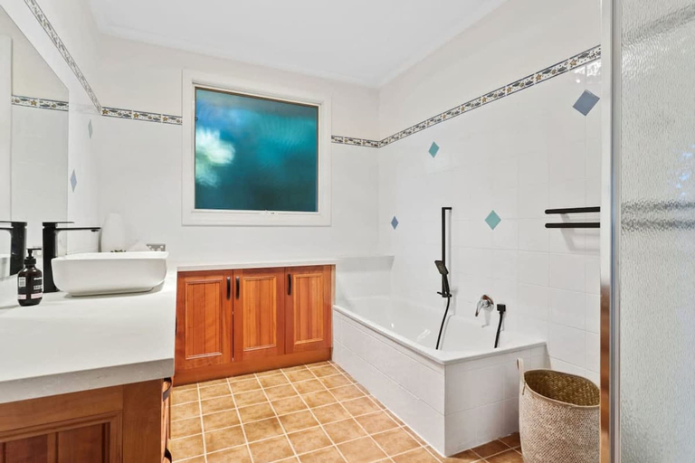 Bathroom, Blairgowrie Beachside Retreat Solar Heated Pool, Melbourne