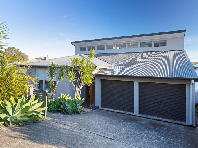 Absolute Waterfront Lakehouse Fishing Point Waterfront Pool Jetty, Lake Macquarie - West