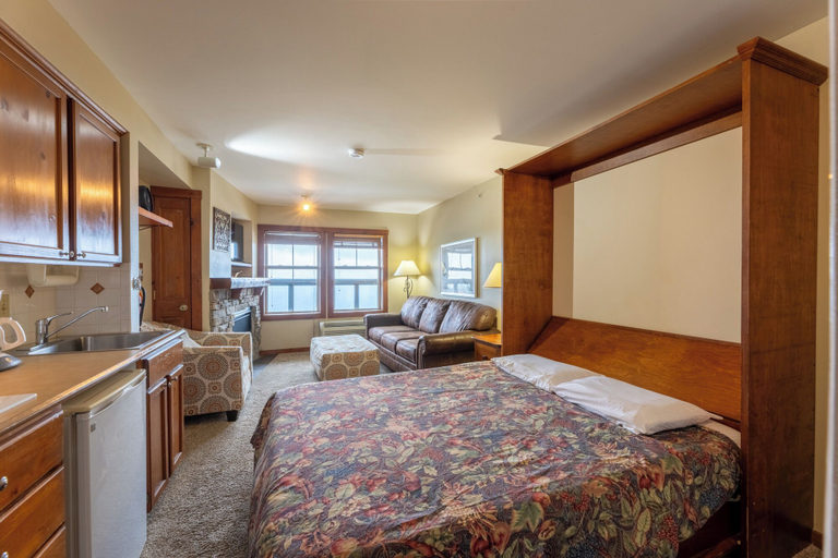 Bedroom 2, Rimfire Lodge, Pocahontas