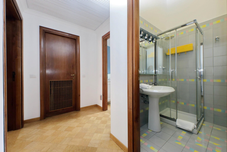 Bathroom 5, Treasurerome Spanish Steps Penthouse 4BR, Rome