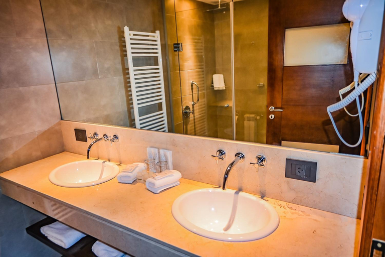 Bathroom 5, Hotel & Spa La Cheminee, Lacar