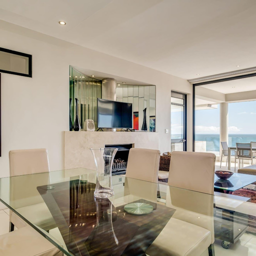 Room 2, Private Holiday Apartment w Pool and Views Bali E, City of Cape Town