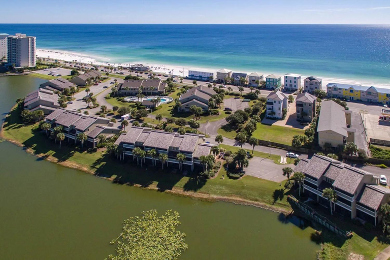 Seascape Lakefront Villas, Walton