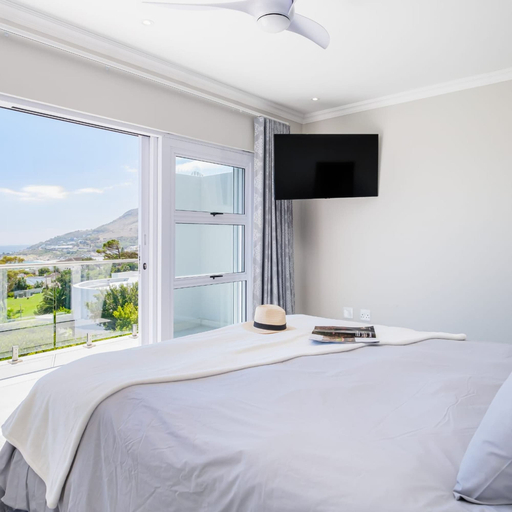 Room 5, Elegant Apartment w Ocean Views Quenera Apartment, City of Cape Town