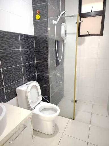 Bathroom, Paradigm Mall Platino 2BR 2FREE By Natol, Johor Bahru