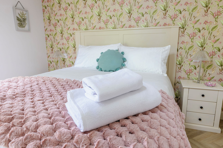 Bedroom, Secret Waterside Lodges in Worcestershire, Worcestershire