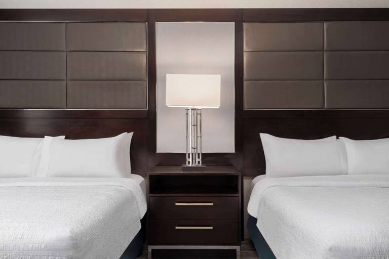 Bedroom 3, Hampton Inn & Suites Worcester, Worcester