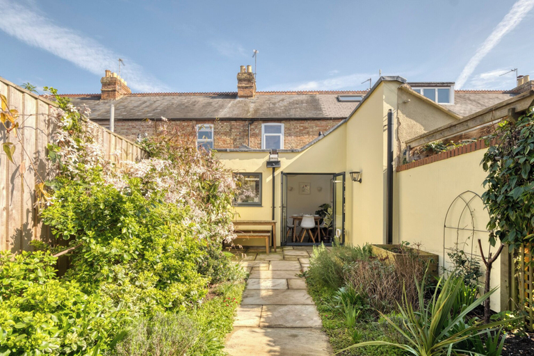 Exterior & Views 2, Stylish 2BD with Private Garden & Sauna, Oxfordshire