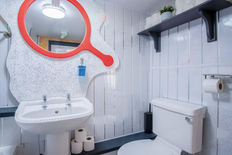 Bathroom 4, Clouds - 1 Bedroom Holiday Home - Milford Haven, Pembrokeshire