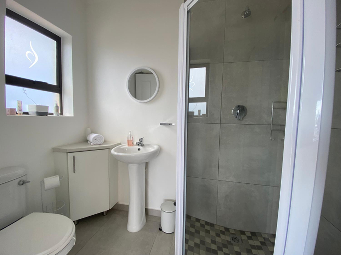 Bathroom 2, The Lookout Deck - near Secrets Beach, Cacadu