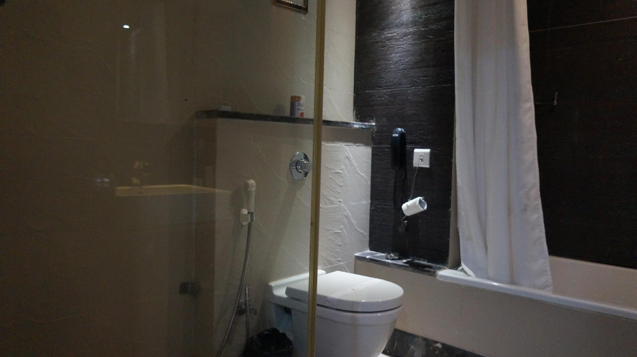 Bathroom 4, Hotel The Amaris, Dehradun