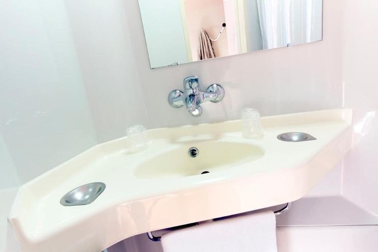 Bathroom 5, Hotel Première Classe Avallon, Yonne
