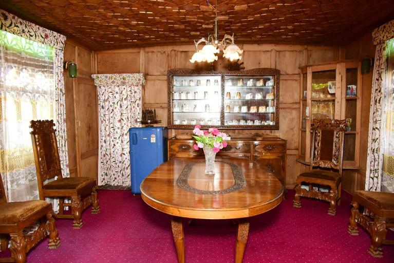 Food & Drinks, White House Group Of Houseboats, Srinagar