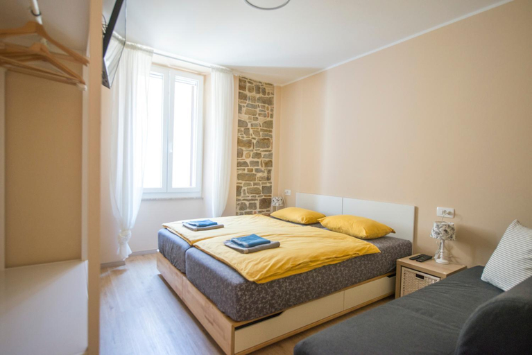 Bedroom 2, Apartments E & E Piran, Piran