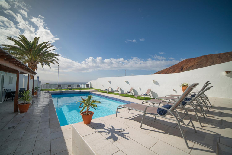 Sport & Beauty 2, Stunning sea view villa with 6 bedrooms & heated pool - Villa Renaissance, Las Palmas