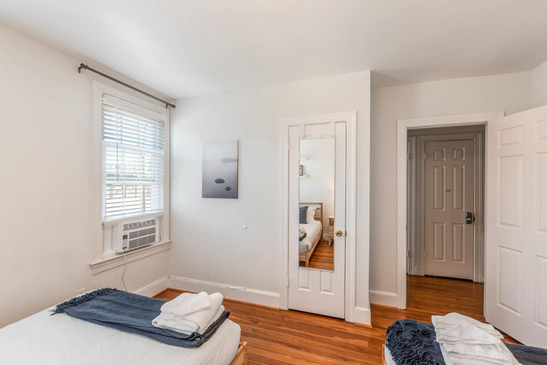 3BR Colonial House with Parking by CozySuites, Alexandria