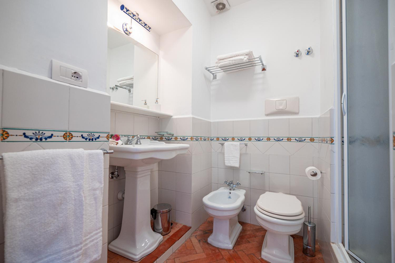 Bathroom 2, Villa Serao by MyVillaCollection, Napoli