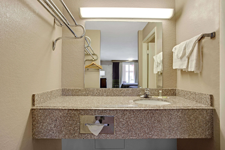 Bathroom 4, Super 8 by Wyndham Oklahoma/Frontier City, Oklahoma