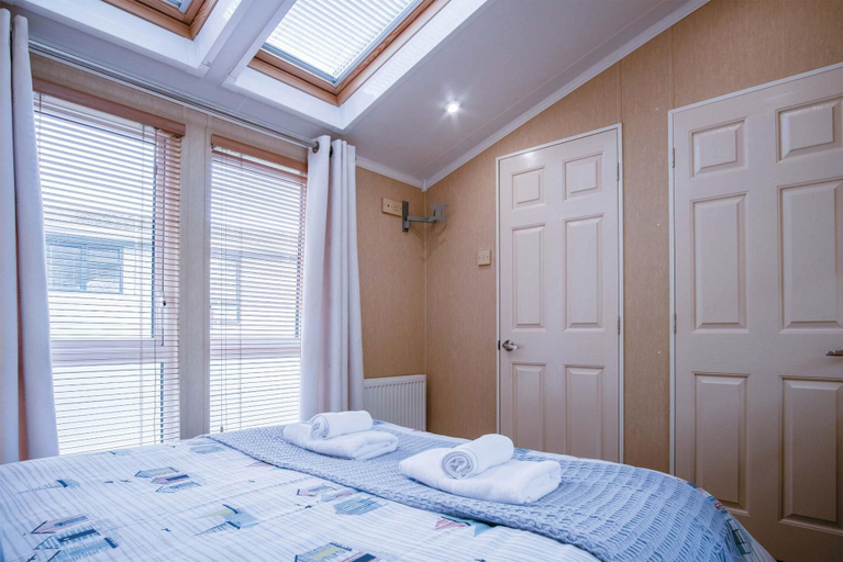 Bedroom 2, 3 Manor Lodge - 2 Bedroom Lodge - Pendine, Carmarthenshire