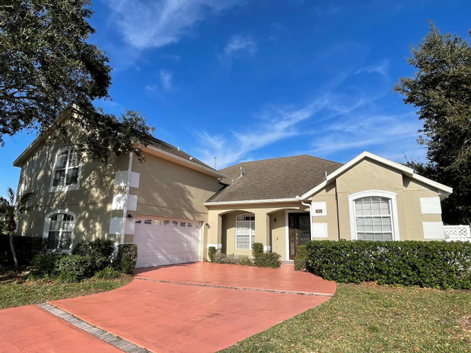Mickeys Corner - Fantastic 5BR with Large Private Garden Pool Hot Tub Game Room Gas BBQ 2 Miles to D, Osceola