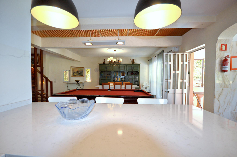Others 4, Walking Distance to the Centre - Snooker Table - Private pool - 5 bedrooms, Loulé