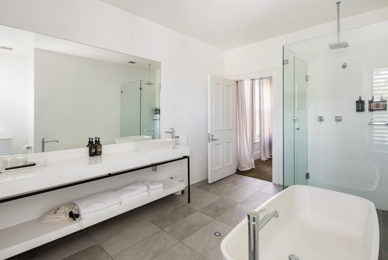 Bathroom 2, The Stirling Hotel, Adelaide